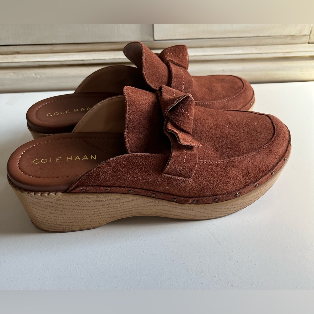 Womenโs Cole Haan Cloudfeel Bow Clog Suede upper
Leather insole Wood heel 7.5B